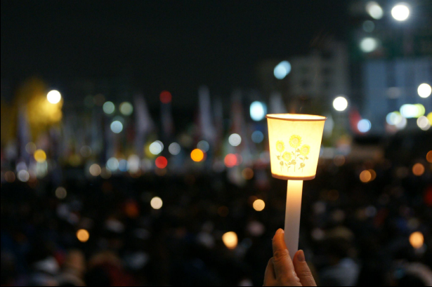 2038584557_1500887222.5461광장에 서다 1.png